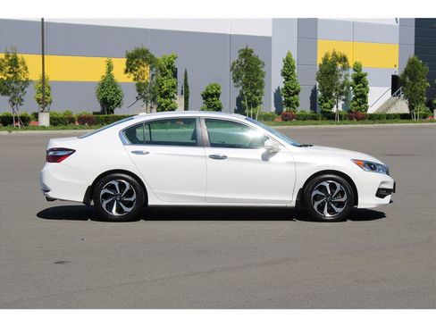 Used 2017 Honda Accord EX-L image 4