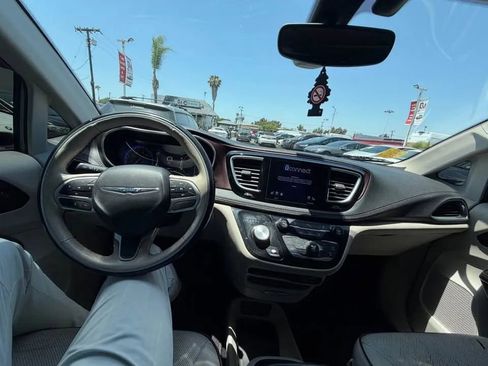 Used 2018 Chrysler Pacifica Limited FWD image 14