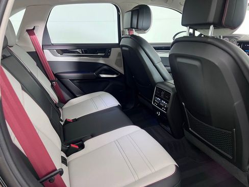 Certified 2025 Porsche Cayenne Turbo AWD/4WD image 24