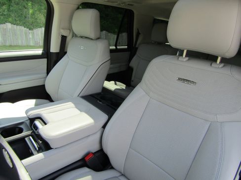 Used 2025 Ford Expedition Platinum w/ Platinum Ultimate Package AWD/4WD image 28