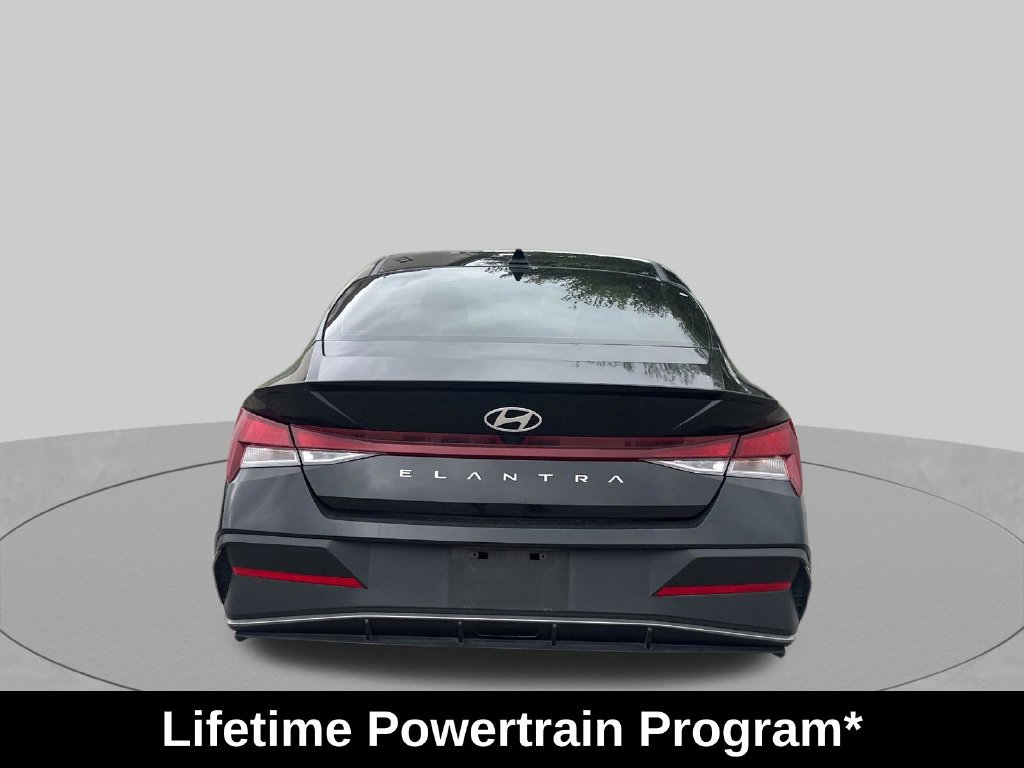 Used 2025 Hyundai Elantra Sport FWD image 4