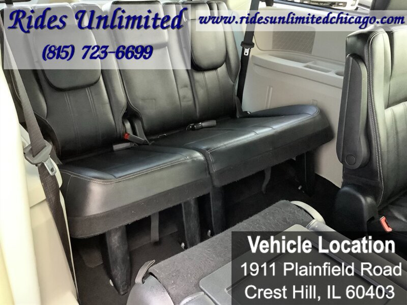 Used 2014 Chrysler Town & Country Touring FWD image 26