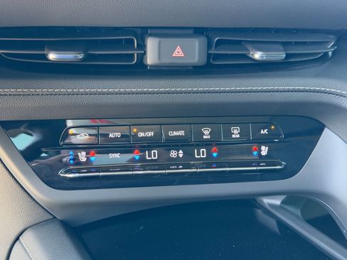 Used 2023 Buick Envision Avenir AWD/4WD image 28