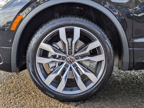 Certified 2022 Volkswagen Tiguan SEL R-Line image 41