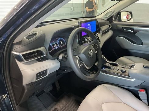 Used 2026 Toyota Highlander Platinum AWD/4WD image 9