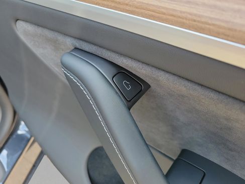 Used 2024 Tesla Model Y Long Range AWD/4WD image 21