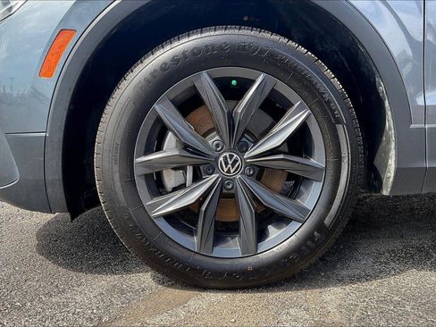 Used 2023 Volkswagen Tiguan SE w/ Panoramic Sunroof Package image 9