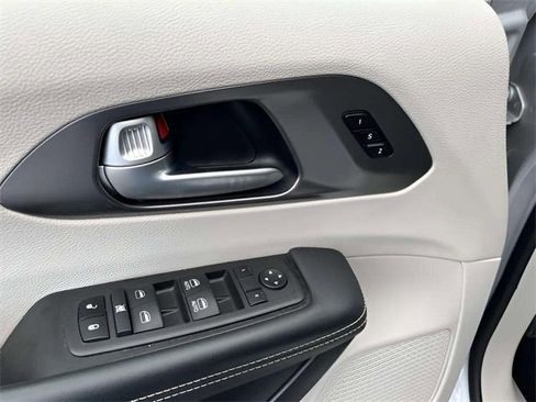 Used 2024 Chrysler Pacifica Touring-L image 26