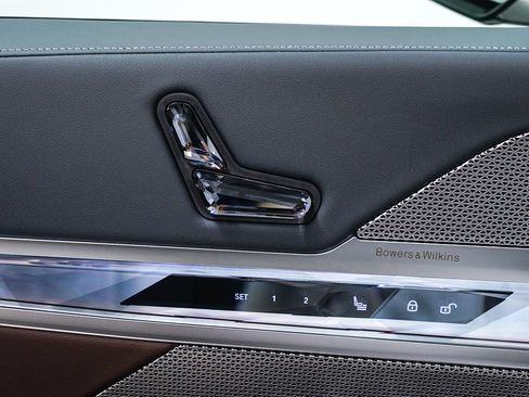 Used 2025 BMW 740i w/ Premium Package RWD image 23