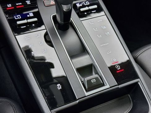 Certified 2025 Porsche Macan AWD/4WD image 22