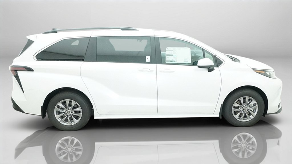 New 2026 Toyota Sienna XLE FWD image 7