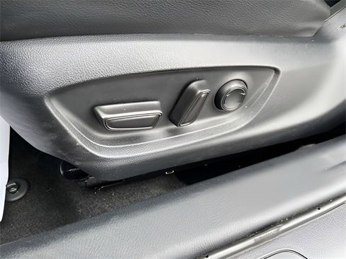 Used 2023 Toyota Camry SE image 11