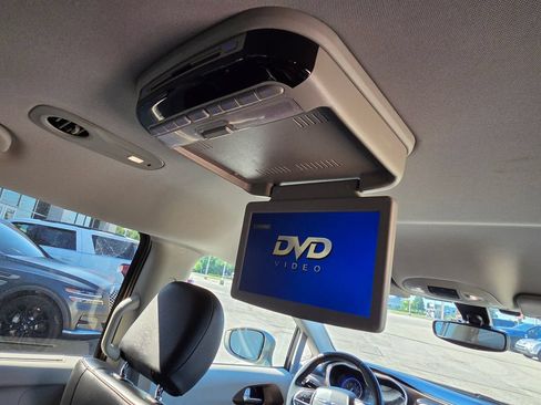 Used 2017 Chrysler Pacifica Touring-L FWD image 9