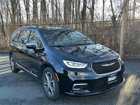 New 2026 Chrysler Pacifica Pinnacle image 1