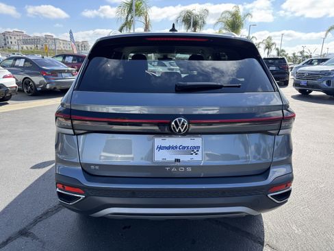 Used 2025 Volkswagen Taos SE image 9