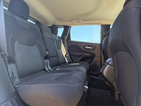 Used 2017 Jeep Cherokee Latitude w/ Cold Weather Group AWD/4WD image 27