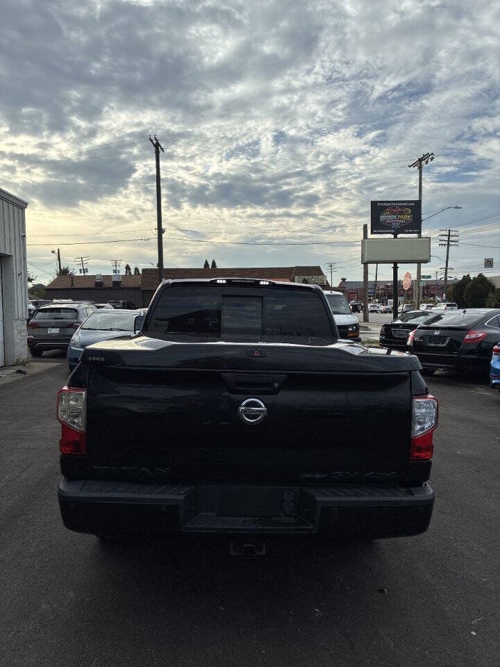 Used 2018 Nissan Titan SV AWD/4WD image 7