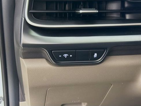 Used 2025 Kia Carnival FWD image 12