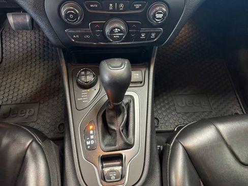 Used 2020 Jeep Cherokee Trailhawk w/ Cold Weather Group AWD/4WD image 16