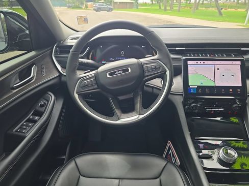 Used 2023 Jeep Grand Cherokee Limited AWD/4WD image 15