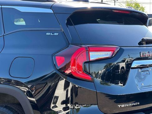Used 2022 GMC Terrain SLE w/ Driver Convenience Package AWD/4WD image 9
