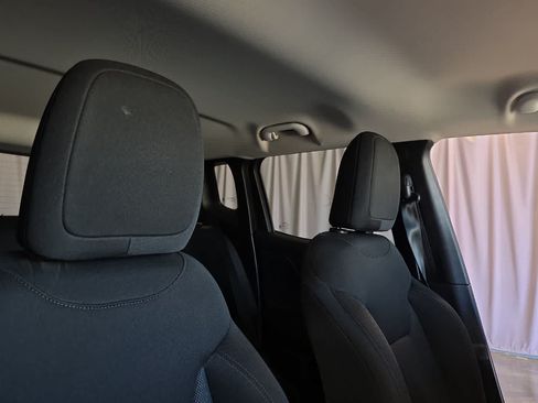 Used 2023 Jeep Renegade Latitude AWD/4WD image 18