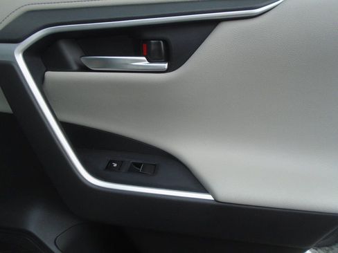 Used 2020 Toyota RAV4 Limited image 40