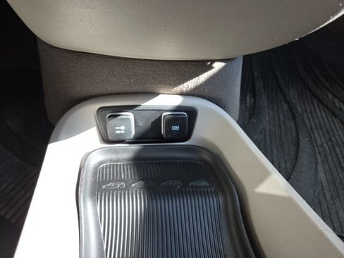 Used 2017 Chrysler Pacifica Touring-L FWD image 18