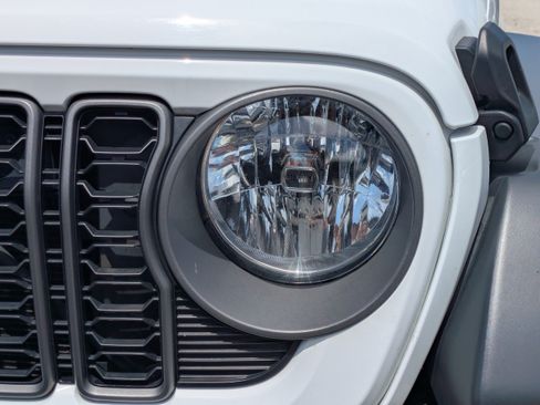 Used 2025 Jeep Gladiator Sport AWD/4WD image 9