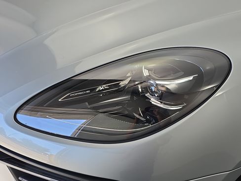 Used 2025 Porsche Macan AWD/4WD image 31