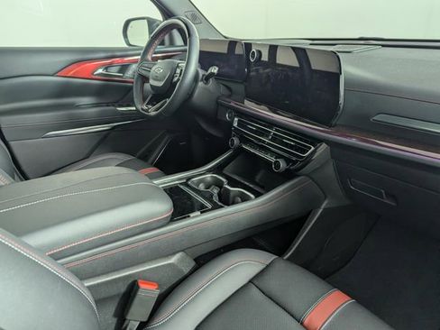 Used 2025 Chevrolet Traverse RS w/ LPO, Floor Liner Package image 25