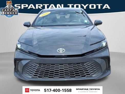 Used 2025 Toyota Camry SE FWD image 3