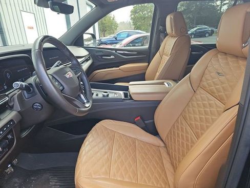 Used 2024 Cadillac Escalade Sport w/ LPO, ONYX Package image 3