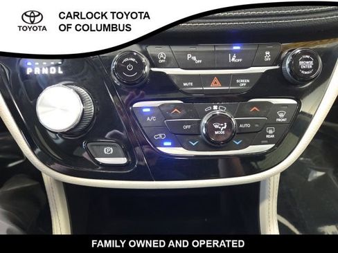 Used 2023 Chrysler Pacifica Limited FWD image 27