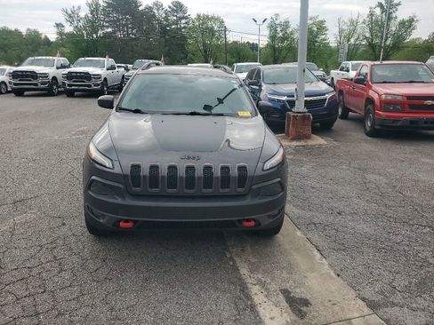 Used 2017 Jeep Cherokee Trailhawk w/ Cold Weather Group AWD/4WD image 3