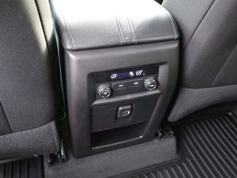 Used 2023 Chevrolet Traverse LT image 40