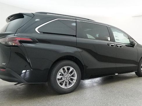 New 2026 Toyota Sienna XLE FWD image 5