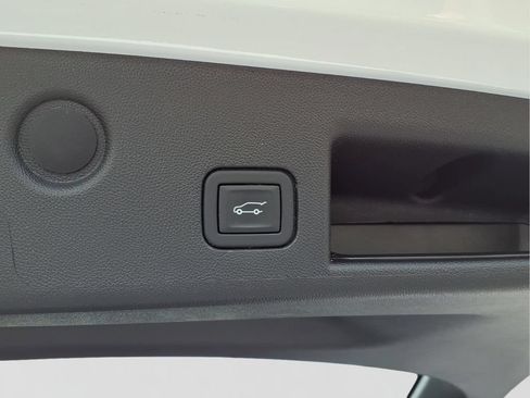 Used 2023 Chevrolet Equinox Premier w/ LPO, Floor Liner Package FWD image 33