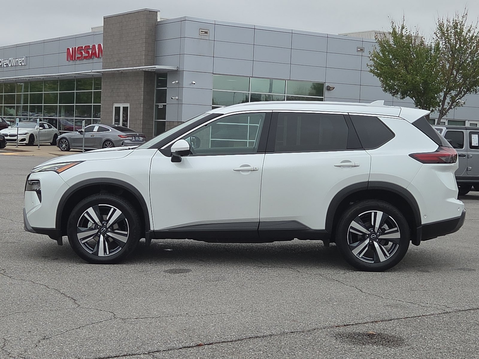 Used 2024 Nissan Rogue SL w/ SL Premium Package AWD/4WD image 3