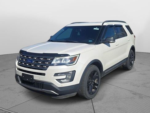 Used 2017 Ford Explorer XLT w/ Equipment Group 202A image 8