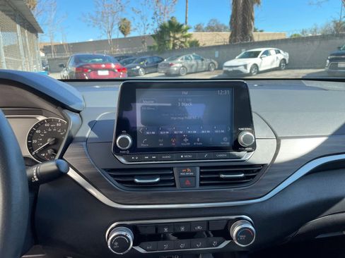 Used 2025 Nissan Altima 2.5 SV image 17