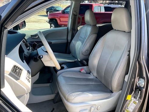 Used 2012 Toyota Sienna XLE w/ Premium Pkg image 8