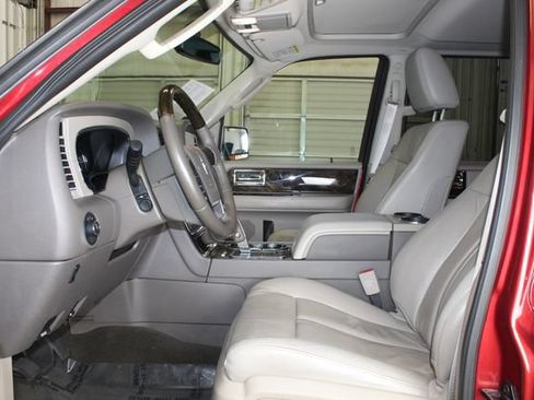 Used 2015 Lincoln Navigator 2WD image 10
