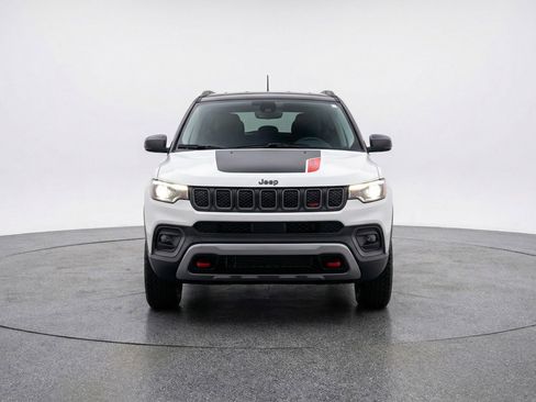 Used 2025 Jeep Compass Trailhawk AWD/4WD image 2