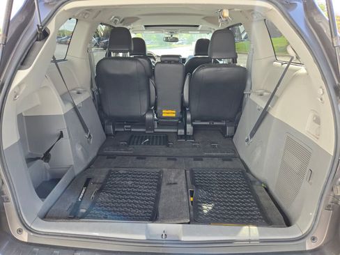 Used 2012 Toyota Sienna SE image 14