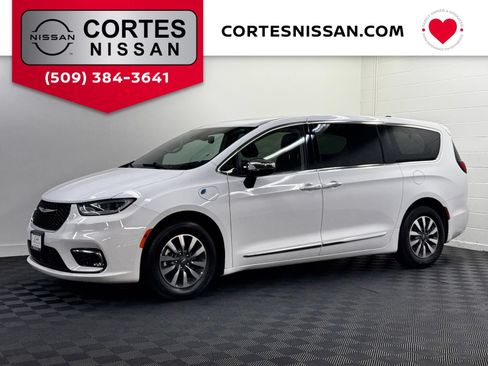 Used 2023 Chrysler Pacifica Limited FWD image 1