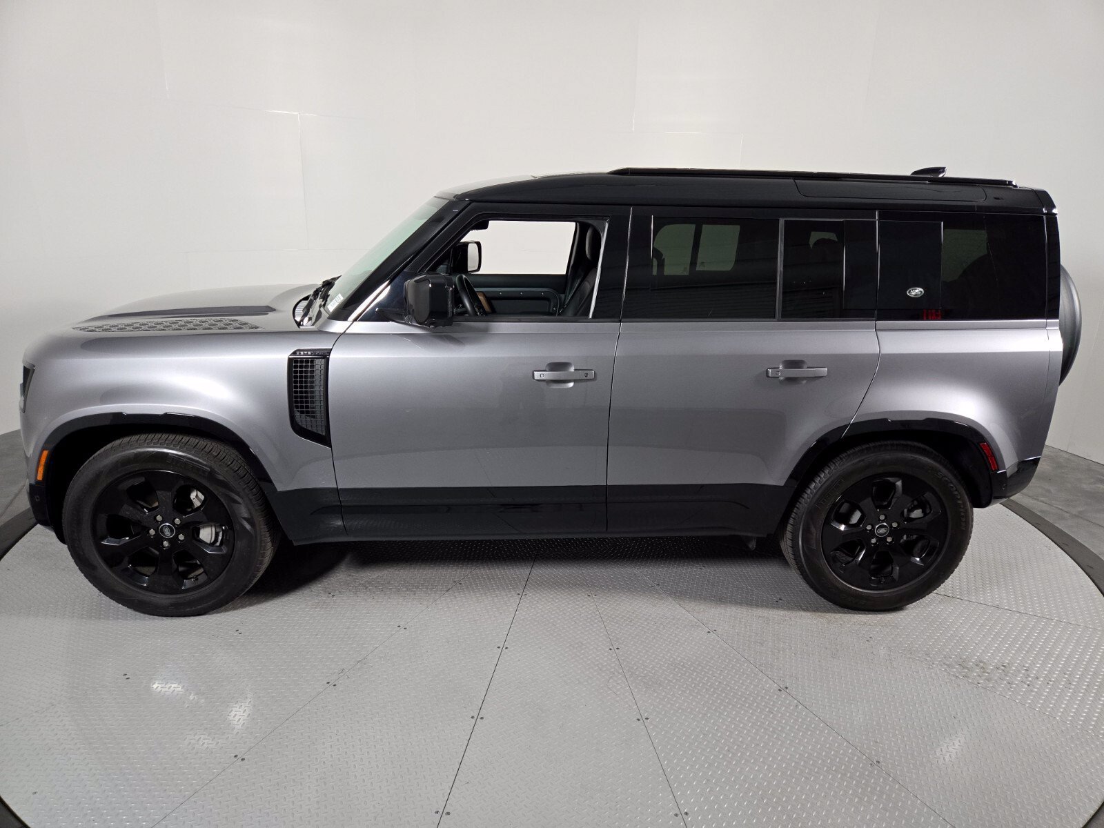 Used 2024 Land Rover Defender 110 X-Dynamic SE AWD/4WD image 33
