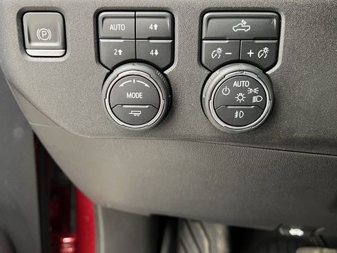 Used 2018 Chevrolet Silverado 1500 LT w/ Texas Edition image 21