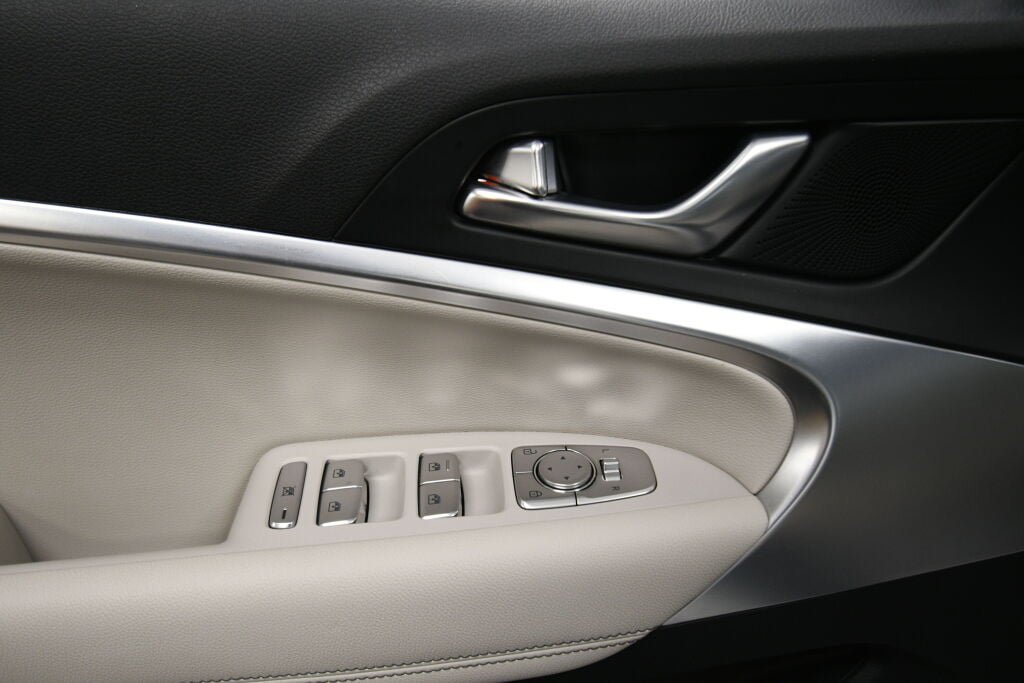 Used 2025 Genesis G70 2.5T image 12