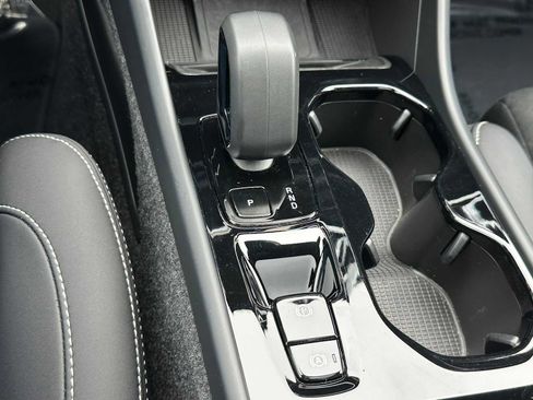 Certified 2025 Volvo XC40 B5 Plus AWD/4WD image 29